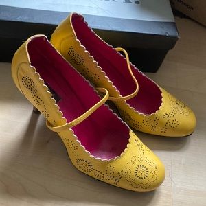 Very good condition NYLA Vintage yellow perferated leather pumps SZ 10